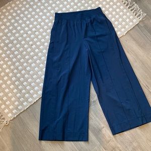 lululemon SIZE 6 High-Rise Wide Leg Crop